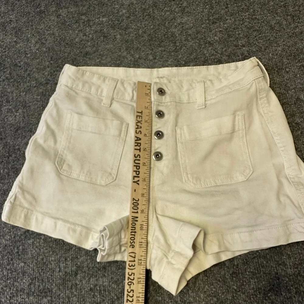 Old Navy Shorts Womens Size 8 White Button Fly Patch Pocket Denim Casual Stretch